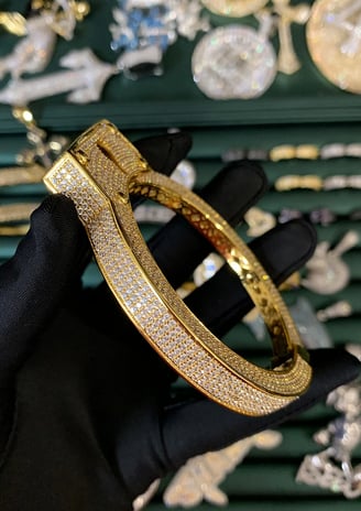 Eine Vitrine, gefüllt mit verschiedenen Diamantschmuckstücken, darunter Armbänder und Halsketten.   