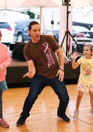 Mekhael Srour teaching children how to dance