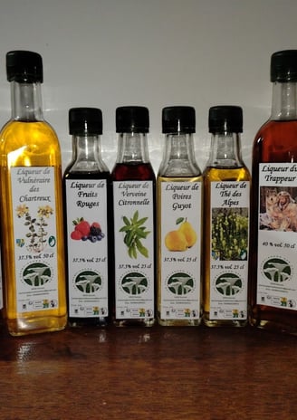 Une large gamme de liqueurs artisanales d’inspiration Auvergnate, Corrézienne Dauphinoise et Alpine.