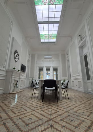 Comedor con techo vidriado. luminoso geriatrico, en lomas de zamora, residencia geriatrica temperley