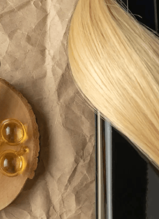 een styling tool met haar en een flesje haarolie