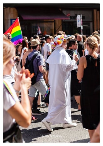 Ein als Papst verkleideter Mann bei der Christopher Street Day Parade.