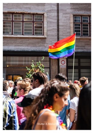 Eine Regenbogenflagge bei der Christopher Street Day Parade 2019 in Berlin.