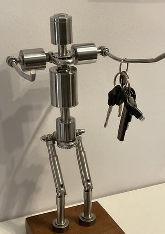Accueillir vos clés, autrement Des objets utiles, faits pour durer. Assemblés à la main, en métal et
