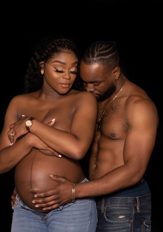 Pregnancy photography, a pregnant woman and her husband are standing next to each other