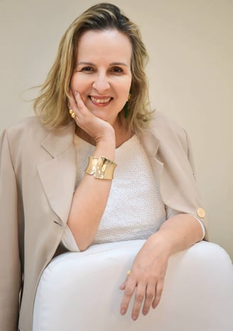 Sou a Dra. Cris Tavares CRM 63751-3, especialista em Dermatologia, Nutrologia e Acupuntura.