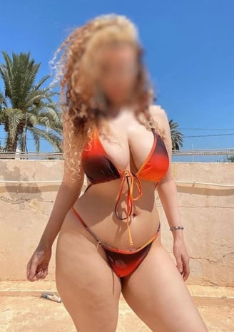 Bikini y sol, lista para calentar tu día.  Cica escort