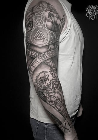 Tatouage bras complet viking illustrant le Ragnarok.