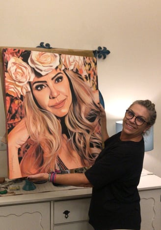 Detalhe de uma obra de arte personalizada, destacando-se na parede da sala.