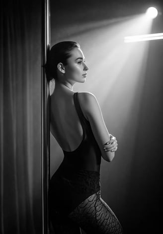 Tankotanssija nojaa tankoa vasten | Tekoälytaide | Voimaannuttavat muotokuvat | © Muse Within 2025