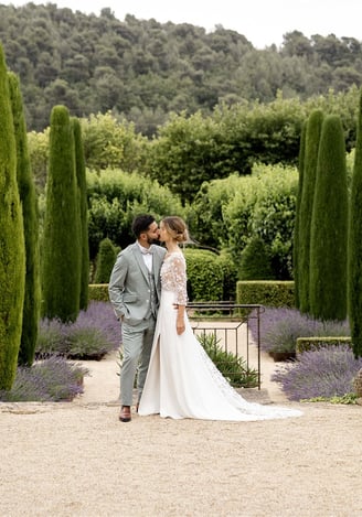 Provence wedding photographer – newlyweds kissing in French garden with lavender