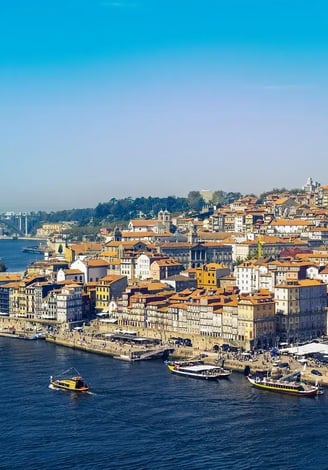 Vue du pont Dom Luis I sur la Ribera et le fleuve Douro