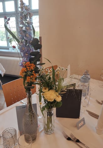 Blau orangene Blumen in Kristallvasen