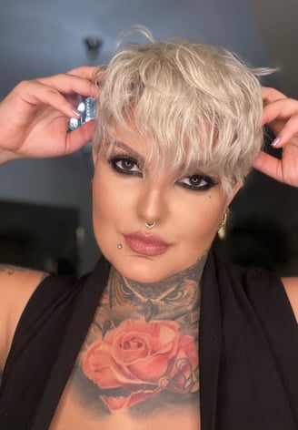 Close-up de mulher com corte de cabelo Pixie em tom platinado e raiz escura.
