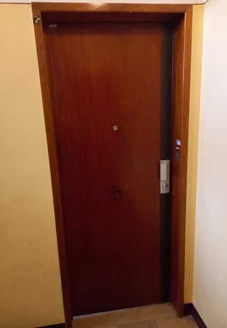 Renforcement d'une porte sur Marseille 13012, équipée d'une serrure 3 points et cornière métallique.