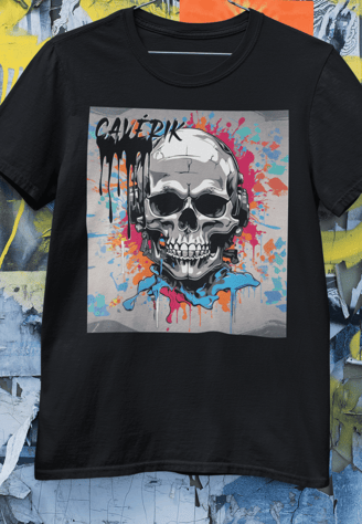 Camiseta Grafite Caveira Tag: Esta camiseta combina grafites coloridos com a imagem de uma caveira