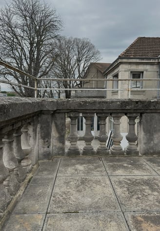 Vue depuis la terrasse sur la maison de maître à Avignon – projet de rénovation du studio