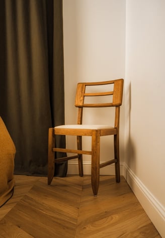 Chaise Pierre Cruège avec parquet point de Hongrie et rideaux sur mesure dans un intérieur parisien