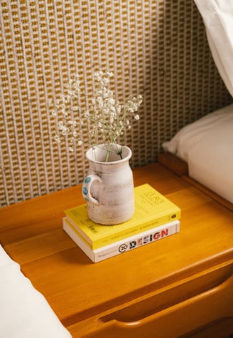 Table de chevet en orme de la maison Regain dans une chambre sur mesure d’un appartement à Paris