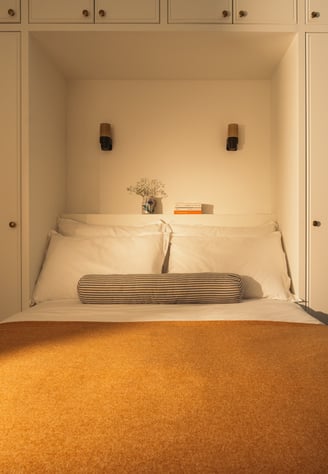 Chambre parentale avec armoire sur mesure et appliques murales signées Sigvard Bernadotte à Paris