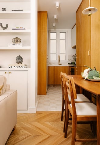Cuisine sur mesure en chêne et marbre Calacatta réalisée par le studio Wronska-Boutet à Paris