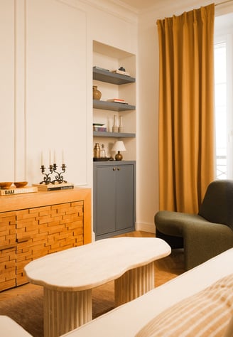 Salon avec rideaux sur mesure, coin bar et céramiques Vallauris dans un intérieur haussmannien