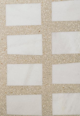 Détail du sol en marbre Carlo Scarpa dans une salle de bain sur mesure d’un appartement à Paris