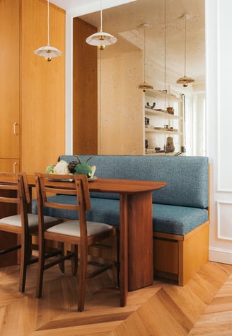 Coin repas avec banquette sur mesure, miroir vieilli, table en noyer et chaises Pierre Cruège