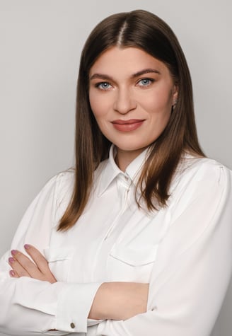 a woman in a white shirt and a white shirt