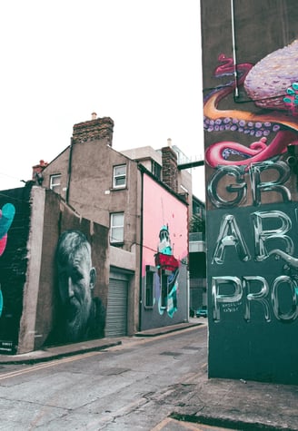 Arte urbana vibrante em uma rua movimentada da cidade