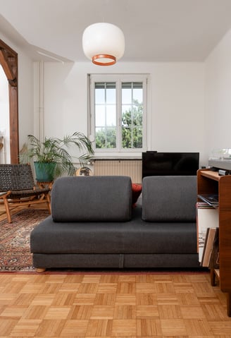 intérieur ancien d'un appartement cosy avec luminaire suspension Chouchin reverse de chez Foscarini
