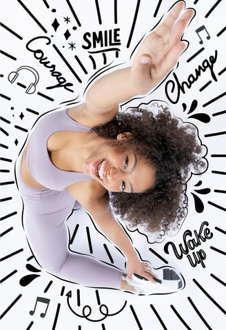 Vrouw in een yoga houding met een glimlach op haar gezicht, straalt ontspanning en welzijn uit.