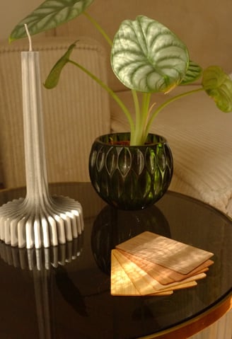 Cartes RFID en bois posées sur une table élégante, produits Keywave pour hôtel de luxe