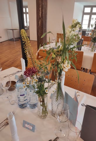 Sommerliches Blumenarrangement in Kristallvasen