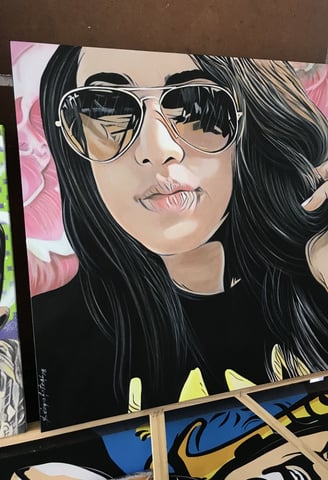 Rosto de mulher em estilo pop-art, com uma mistura de padrões e texturas