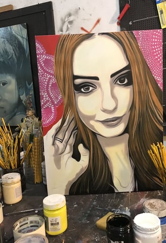 Rosto de mulher em estilo pop-art, cores e texturas em tinta acrílica sobe tela