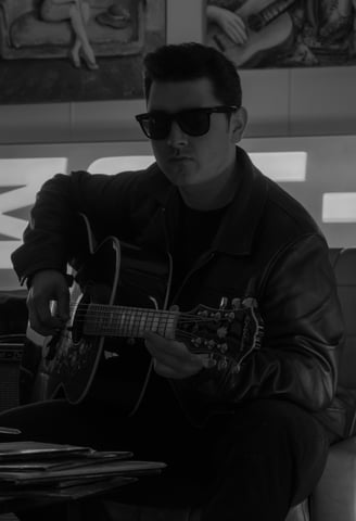 Un jeune homme jouant de la guitare