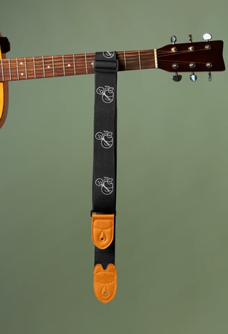 Bandoleira personalizada com logo branco de produtora musical com homem barbudo segurando violão