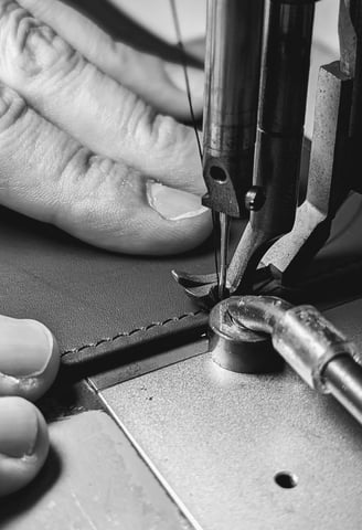 Piqûre à la machine à coudre sur cuir