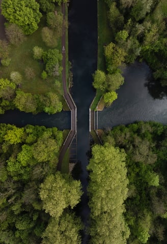 vue aérienne du pont-canal de la thumenau à Strasbourg, mettant en valeur l'ouvrage d'art et son environnement naturel