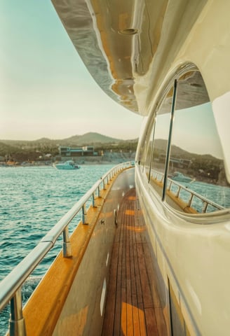 pont en bois d'un yacht de luxe