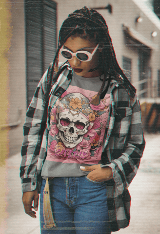 Modelo feminino usando camiseta tie-dye, jaqueta corta-vento, leggings e boné.