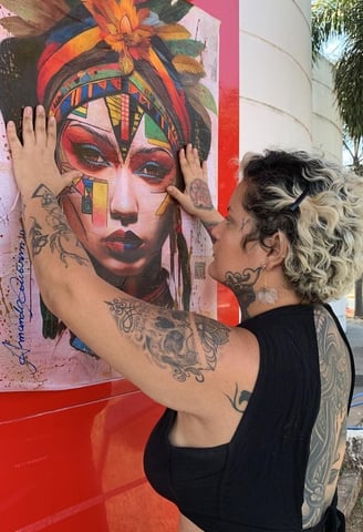 Amanda Amorim colando suas obras no Centro Cultural Valdo Varjão.