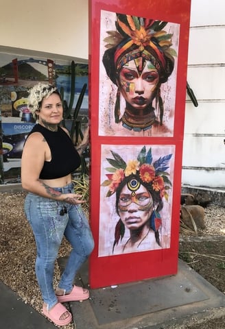 Amanda Amorim e suas pinturas na entrada do Centro Cultural