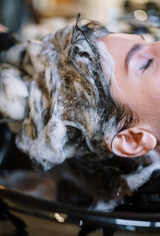Depois: Cabelo hidratado e brilhante após o tratamento.