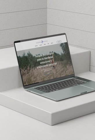 LapTop con la página de internet de Alquimia Humana reflejando la posibilidad de atender remotamente