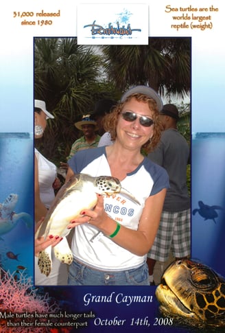 Lady finds a turtle in Grand Cayman