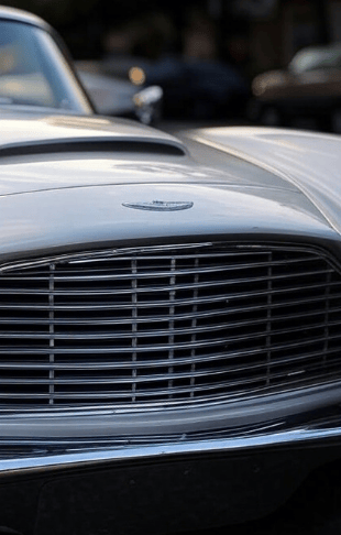 vue avant d'une Aston Martin pour la journée nationale des véhicules d'époque