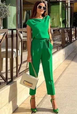 Look monocromático en verde esmeralda