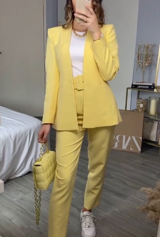 Outfit en color amarillo